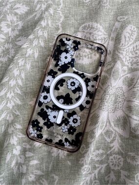 kate spade Black & White Floral MagSafe iPhone Case
15 pro max